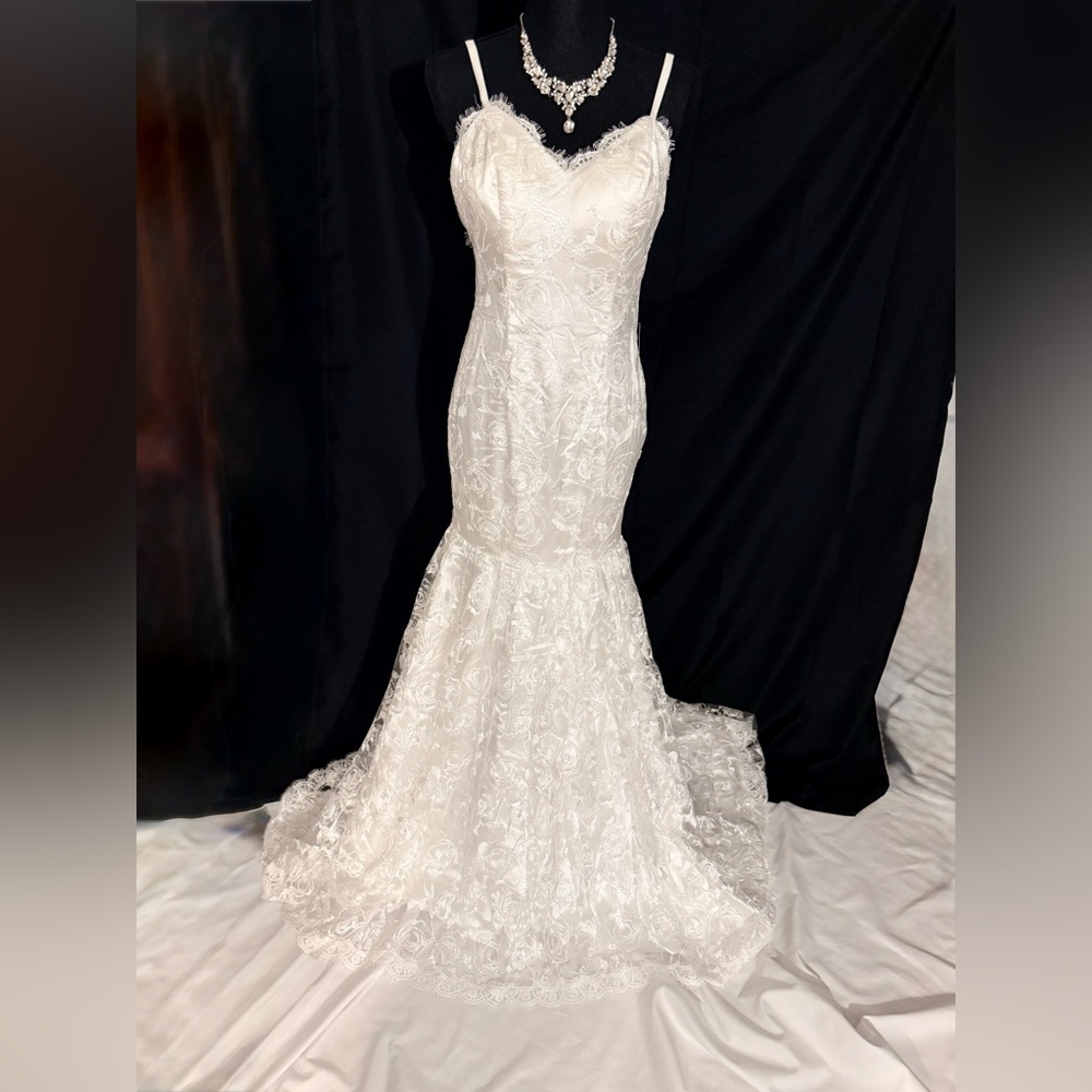 #50 Elegant Lace Bridal Gown